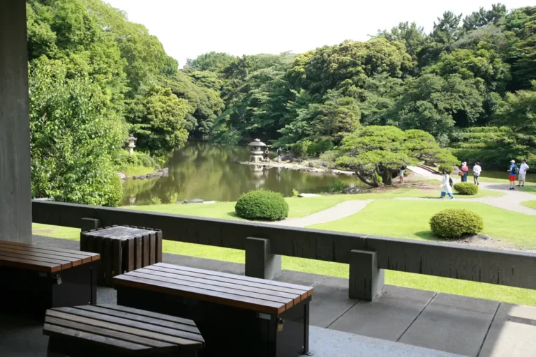新宿御苑を大木戸門から入園するとすぐにある大木戸休憩所。日陰のベンチからは玉藻池が良く見える。