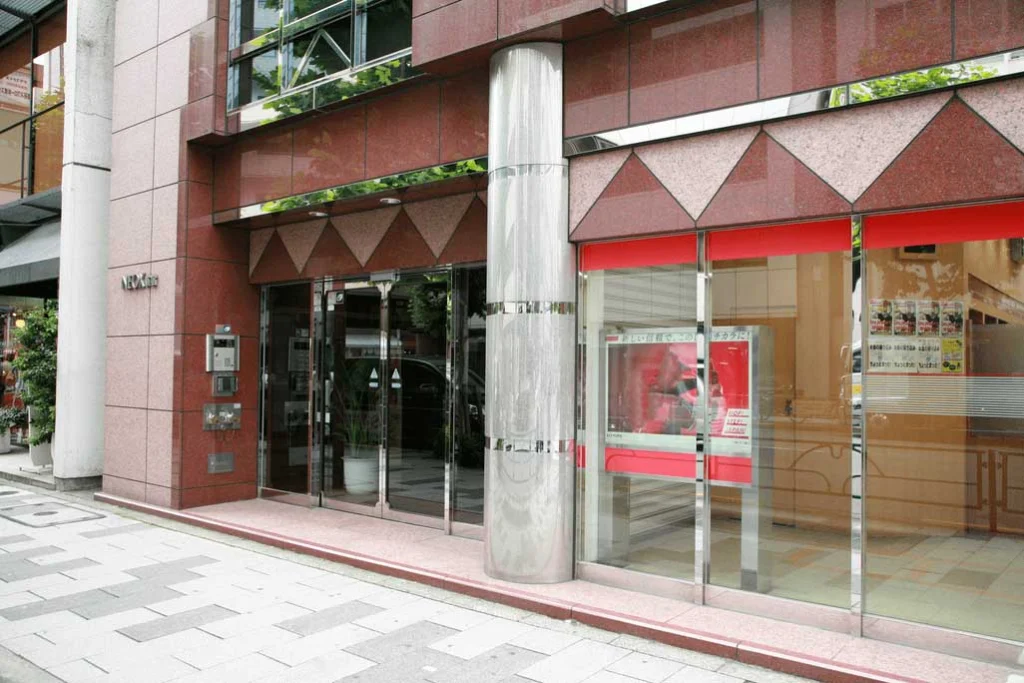 新宿NEOXビル入り口。2階が株式会社インスパイアクロスの所在地。