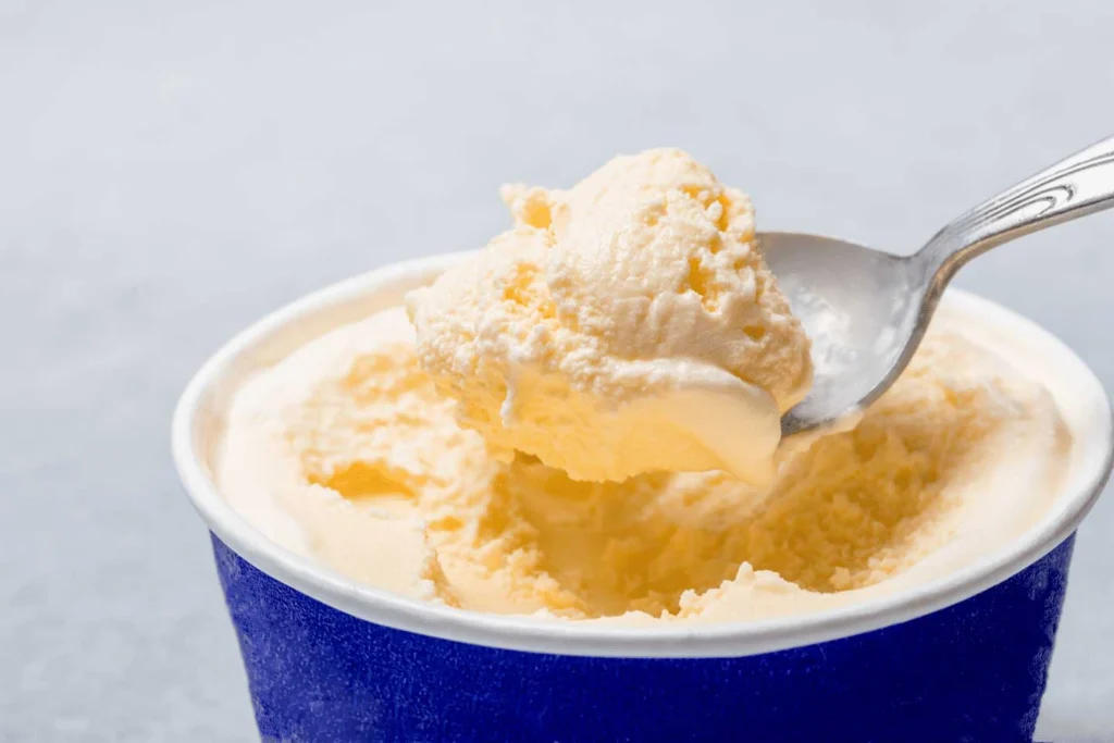 アイスクリーム工場のイメージ画像。バニラアイス。