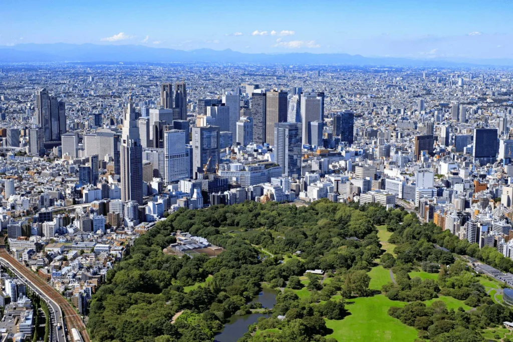 新宿御苑を撮影した航空写真。大きな国立公園である新宿御苑は、新宿のビル群の中にあることがわかる。